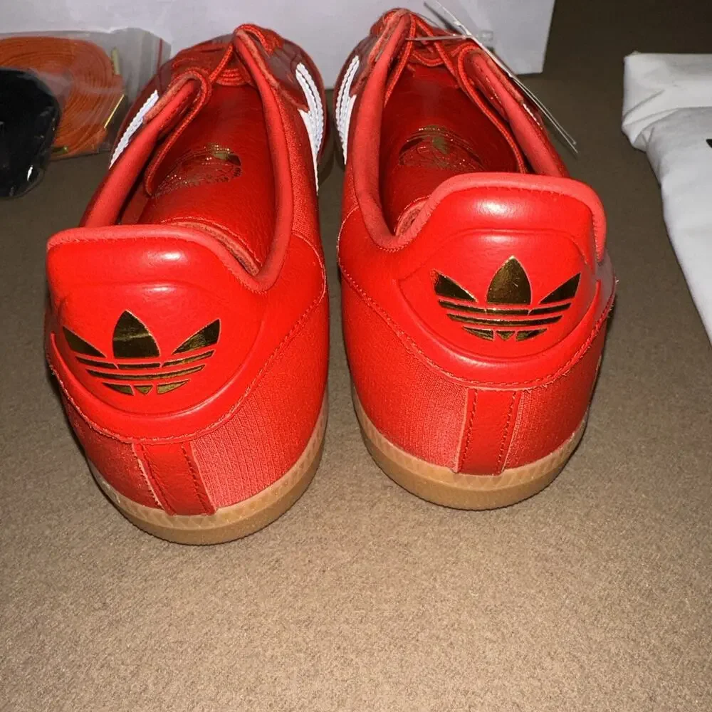 Adidas Men's Samba OG x Oyster size 10 Red with multiple laces and storage/bag